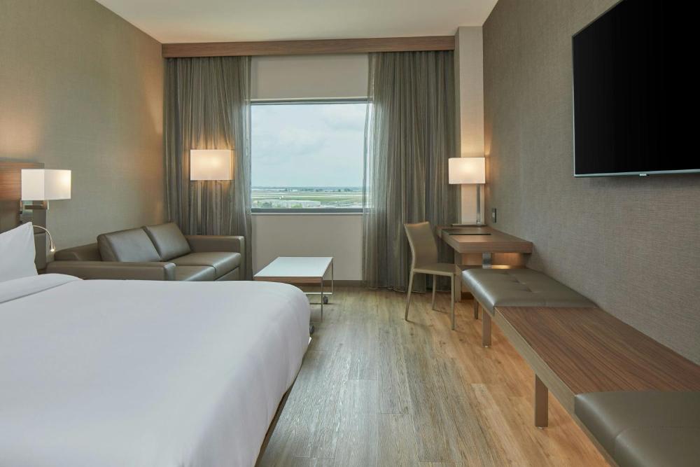 Guest room, 1 King, Airport view interior