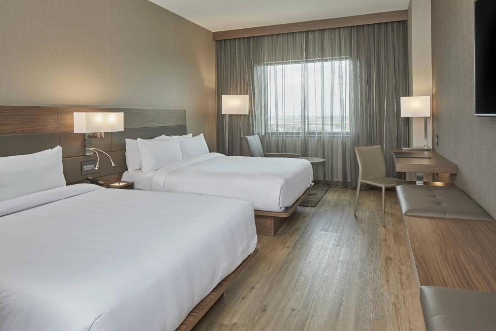 Queen Room with Two Queen Beds - Hearing Accessible interior